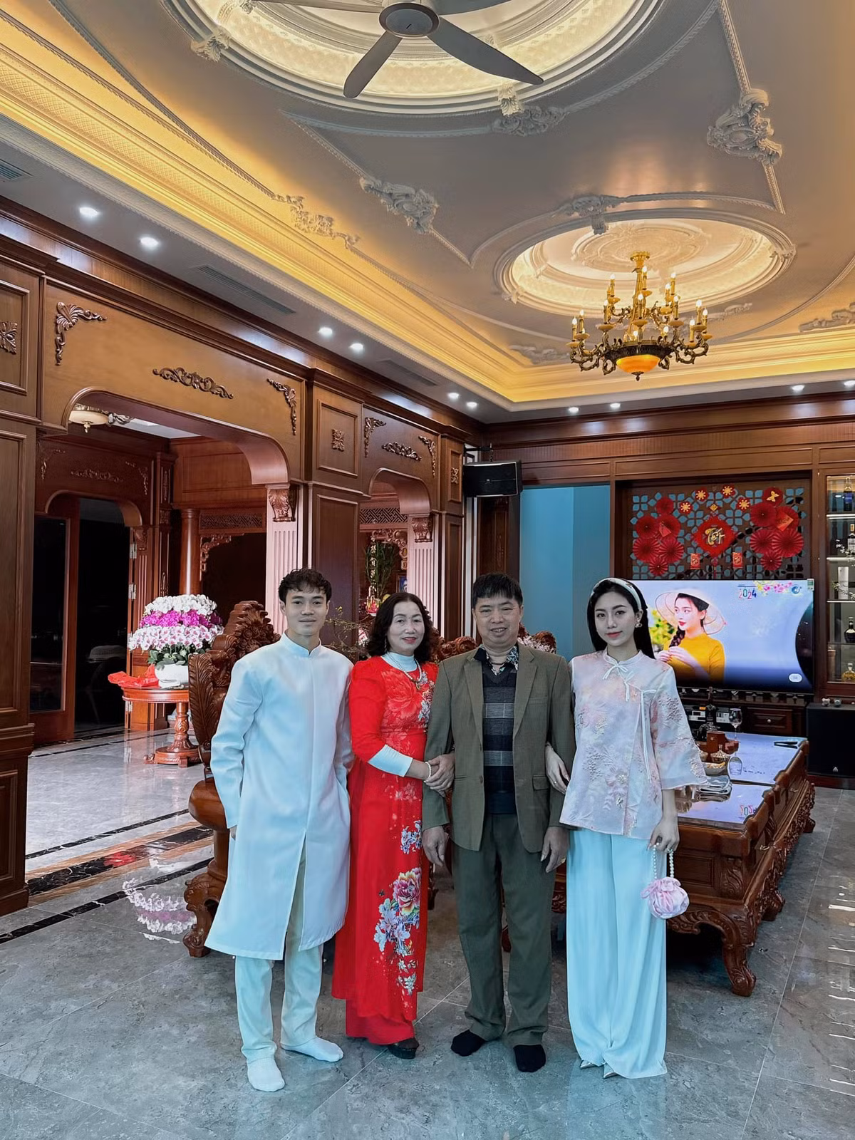 Trong ánh nến lấp lánh, tiếng hát rộn ràng và tiếng vỗ tay giòn giã đan xen, Văn Toàn được gia đình, họ hàng, bạn bè vây quanh cùng chúc mừng sinh nhật.