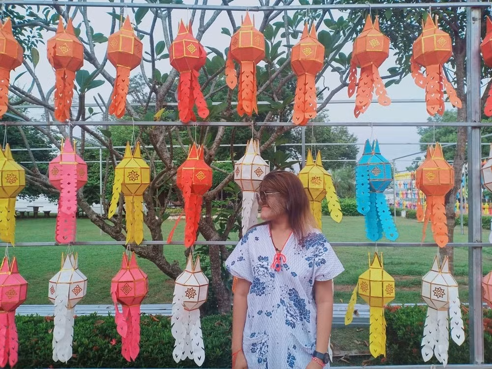 Cũng chính là lí do nhiều lông khiến cho không ít người có cái nhìn dè chừng, không mấy thiện cảm đối với Supatra Sasuphan. Bạn bè ở trường học cũng xa lánh khiến cho cô ngày càng trở nên tự ti hơn.