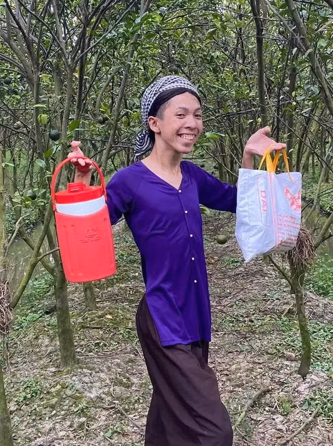 Võ Thành Ý có nickname Má Cám (sinh năm 1999), quê Trà Vinh. Anh chàng TikToker đình đám sở hữu lượng follow đông đảo bậc nhất cõi TikTok Việt (gần 11 triệu follower) nhờ những màn giả gái xinh xỉu và hóa thân cực ngọt vào vai "Má Cám" trong cuộc sống dân dã miền Tây.