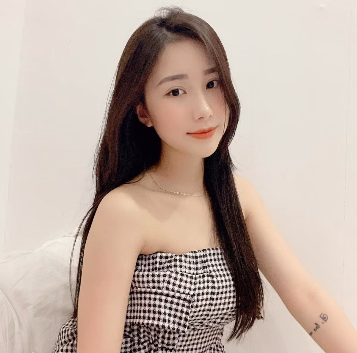 Hiện tại, trông mắt Tiểu Hý cũng to và rõ mí hơn hẳn hồi mới hót hòn họt.