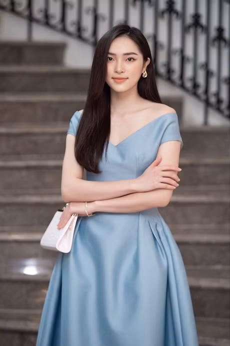 Nhan sắc của Diệu Linh ở hiện tại được đánh giá có nét pha trộn giữa 2 người đẹp Hạ Vi và Châu Bùi.