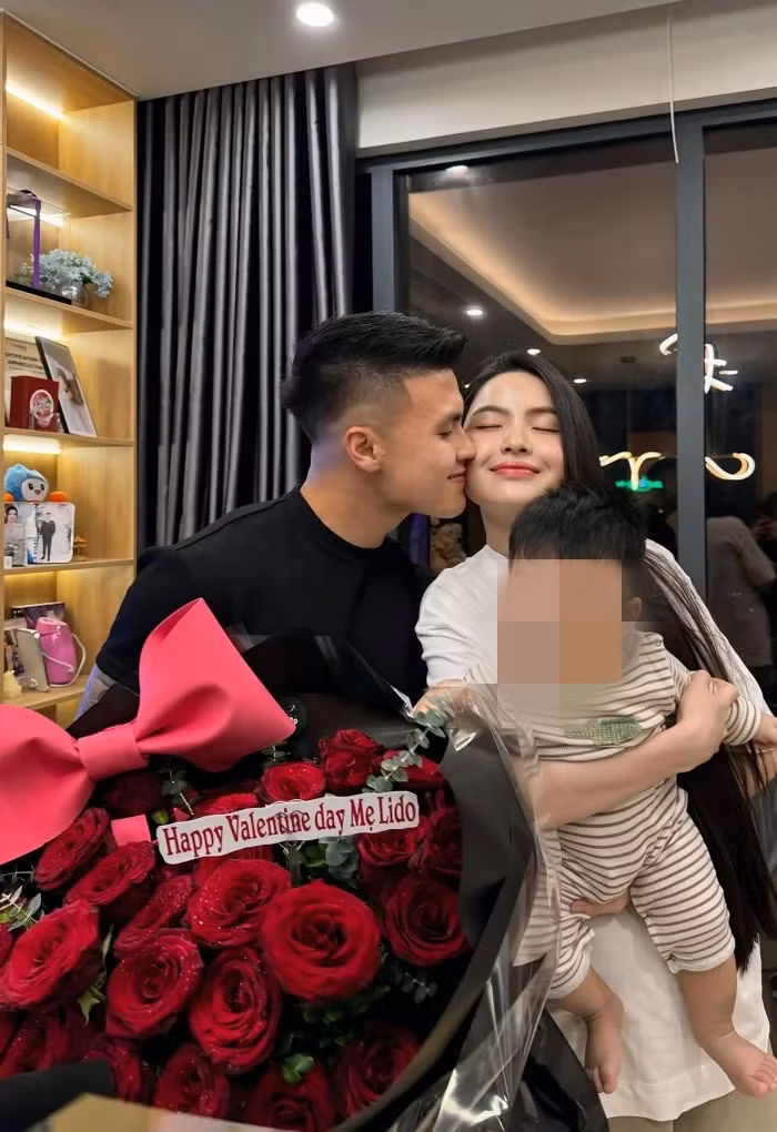 Trước đó, vào giữa tháng 3, Chu Thanh Huyền khiến dân tình tò mò khi đăng dòng trạng thái ẩn ý: "Hổ sa cơ cũng không đến lượt chó mèo lên tiếng. Rồng mắc cạn cũng không ngang hàng với tép tôm".