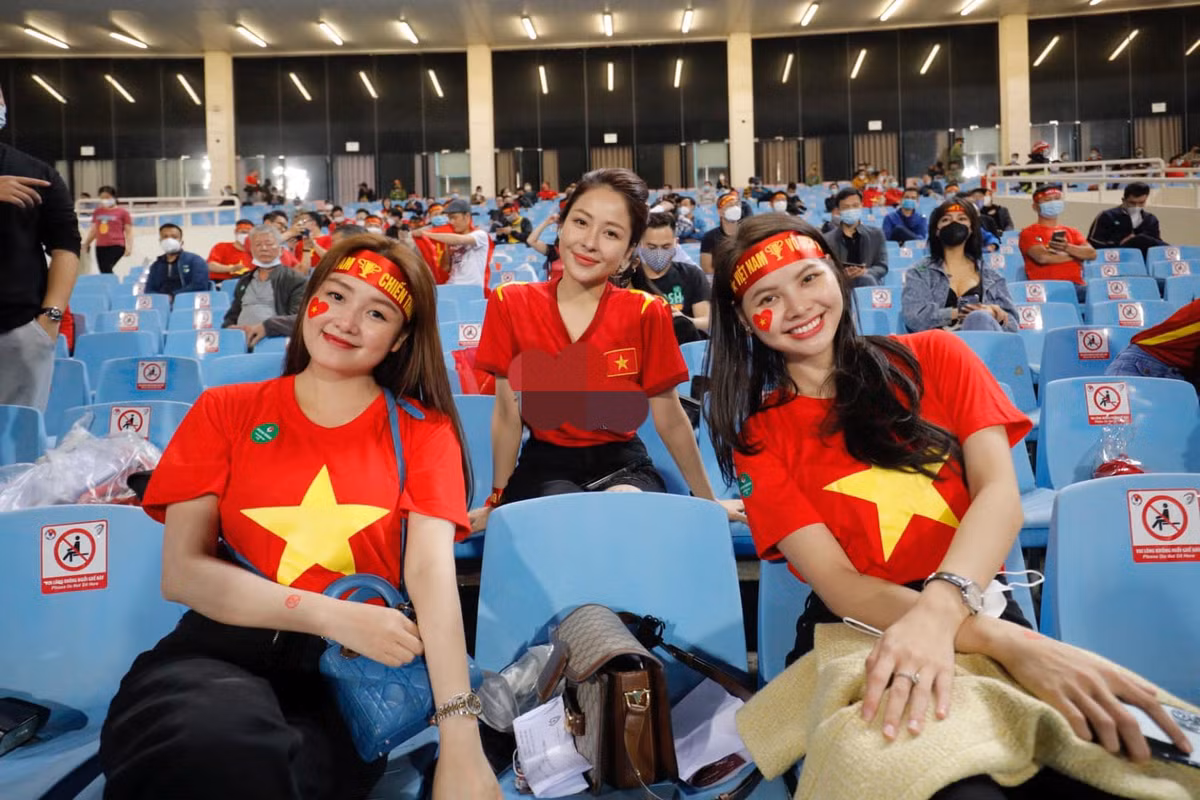 Khi được khán giả xung quanh xin chụp ảnh chung, Trâm Anh vui vẻ đồng ý.