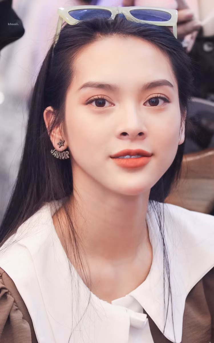 "Hình như phẫu thuật thẩm mỹ lên ngôi rồi mấy bạn không còn công nhận vẻ đẹp tự nhiên nữa vậy á. Mắt mình 2 mí đi đâu cũng bị hỏi mắt cắt ở đâu. Chán hết muốn nói." hay "Giọng nói tỉ lệ nghịch với khuôn mặt. Em cứ nghĩ giọng chị nhẹ nhàng kiểu nàng thơ lắm." là những bình luận dân mạng để lại dưới bài đăng của Quỳnh Lương.