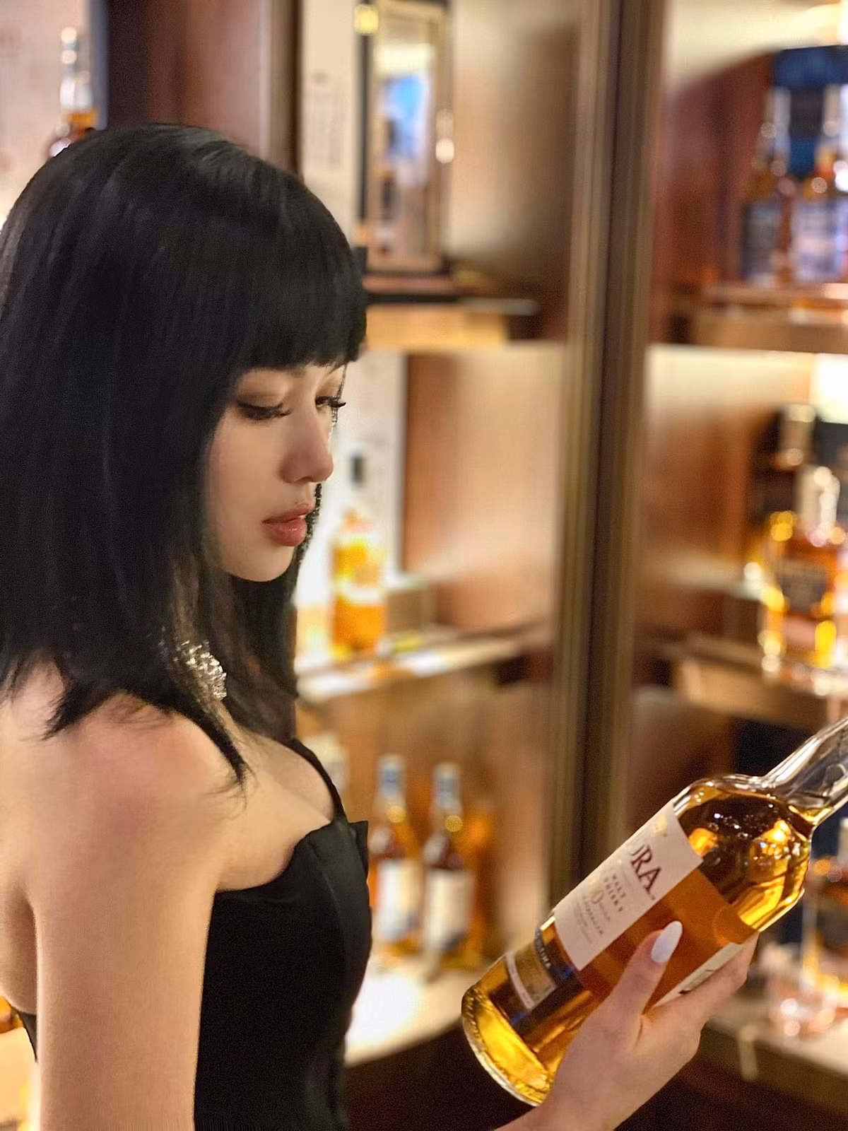 Thật ra bên tôi chẳng cần phải trả tiền bởi hàng giao được 2 tháng rồi giờ mới phản hồi. Hơn nữa, bên tôi đã sửa hàng theo yêu cầu nhưng chị ấy cố tình không chịu, bịa ra lỗi để ăn vạ. Thật sự là rất quá quắt", người này nói.