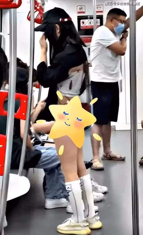 Bên cạnh đó, cách phối cùng quần bó lại có màu sắc gần như tệp với màu da nên nhìn từ xa càng dễ gây hiểu lầm.