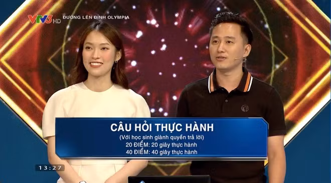 Trong video, Khánh Vy chia sẻ: "Ngay ở tập ghi hình đầu tiên, mình đã bị ekip nhắc nhở phải nói to lên. Cảm xúc của mình là lo lắng, hồi hộp, căng thẳng. Mình vẫn là một người còn trẻ, tuổi nghề còn ít. Trong khi các anh chị đi trước thì rất tài giỏi, đều là các BTV, nhà báo giàu kinh nghiệm...