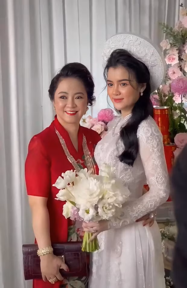 Bà Phương Hằng - vợ ông Dũng "lò vôi" vẫn đang là nhân vật khiến dân tình chú ý trong suốt thời gian vừa qua. Vì vậy mà người thân của nữ đại cũng nhận về nhiều sự quan tâm của netizen, trong đó có Quế Long (SN 1996) - con dâu mới của bà chủ Đại Nam.