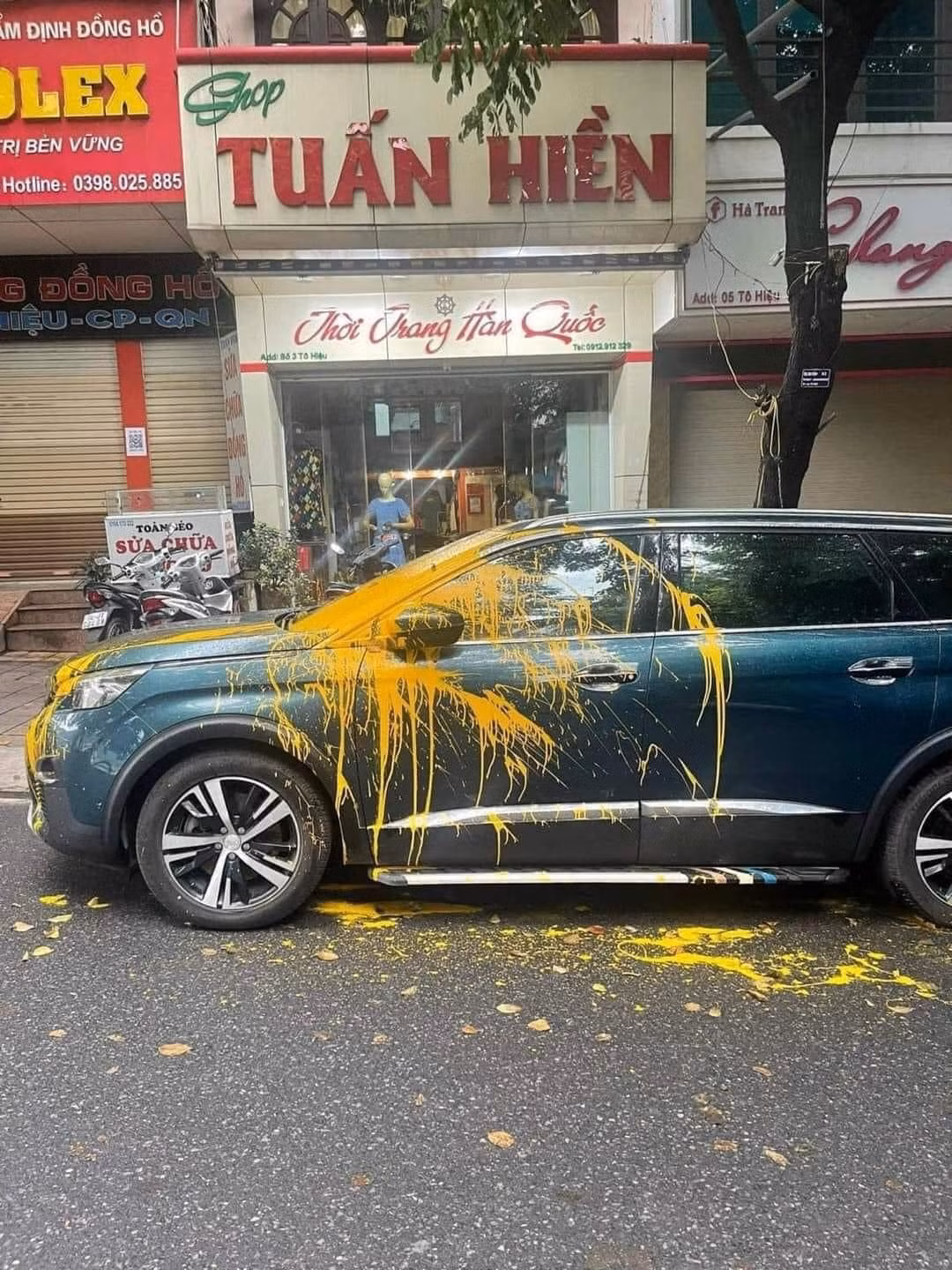 Hình ảnh ghi lại, trên mui xe, kính xe, và gương loang lổ rất nhiều vết sơn. Nhìn ảnh, ai cũng xót xa thay cho chủ xế hộp.