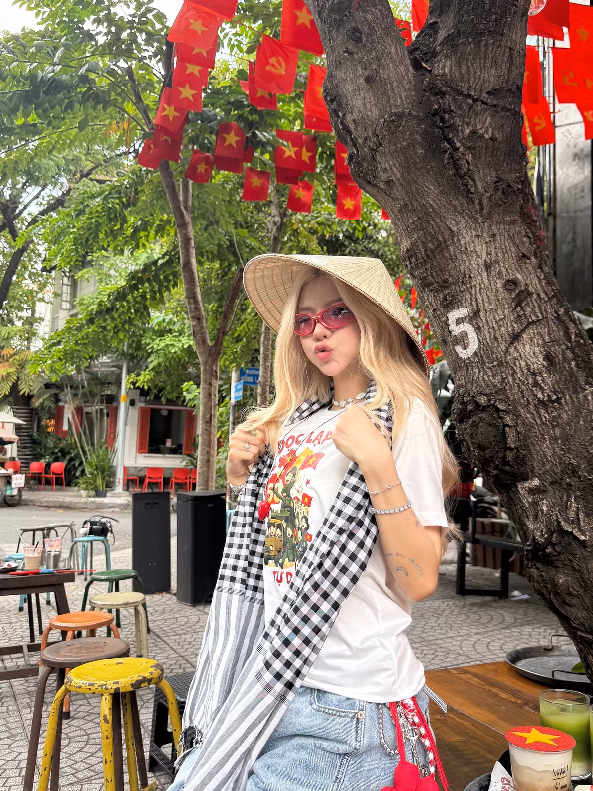 Thay vì diện áo dài như nhiều gái xinh khác, Thảo Ly chọn gu thời trang khỏe khoắn kết hợp với chiếc khăn rằn cùng nón lá đậm chất Việt Nam.