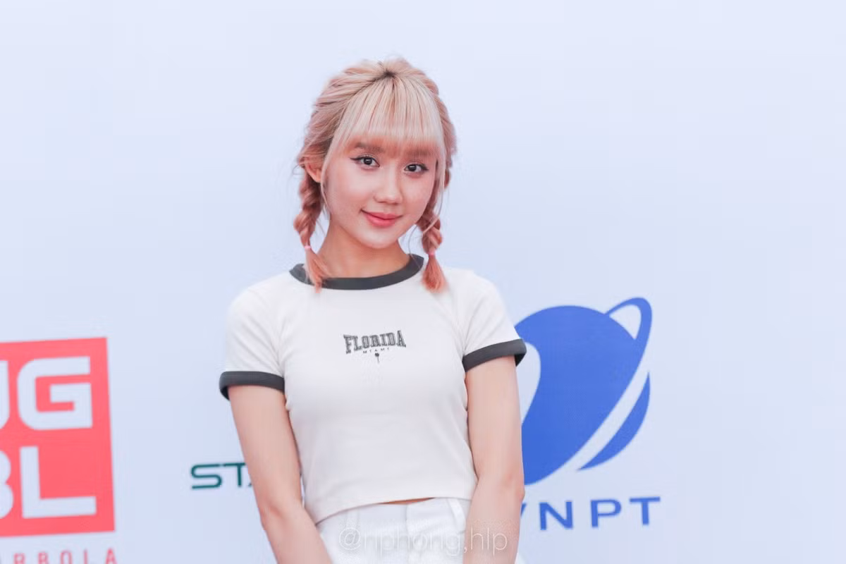 Mina Young quen thuộc trong mắt fans bằng hình ảnh dễ thương, nhí nhảnh cùng những bản cover ngọt ngào, sâu lắng.
