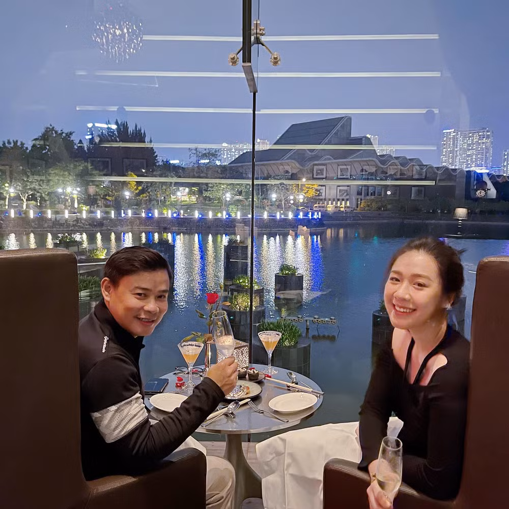 Trong ngày quan trọng này, chồng Hà My đã đích thân tự tay chuẩn bị thật tỉ mỉ, để ý đến mọi công đoạn, chi tiết để không xảy ra sự cố ngoài ý muốn.