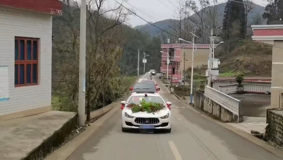 Sau khi đoạn video ghi lại diễn biến vụ việc được đăng tải trên mạng xã hội đã tạo một cơn “sốt” nhỏ cho cộng đồng mạng Trung Quốc.