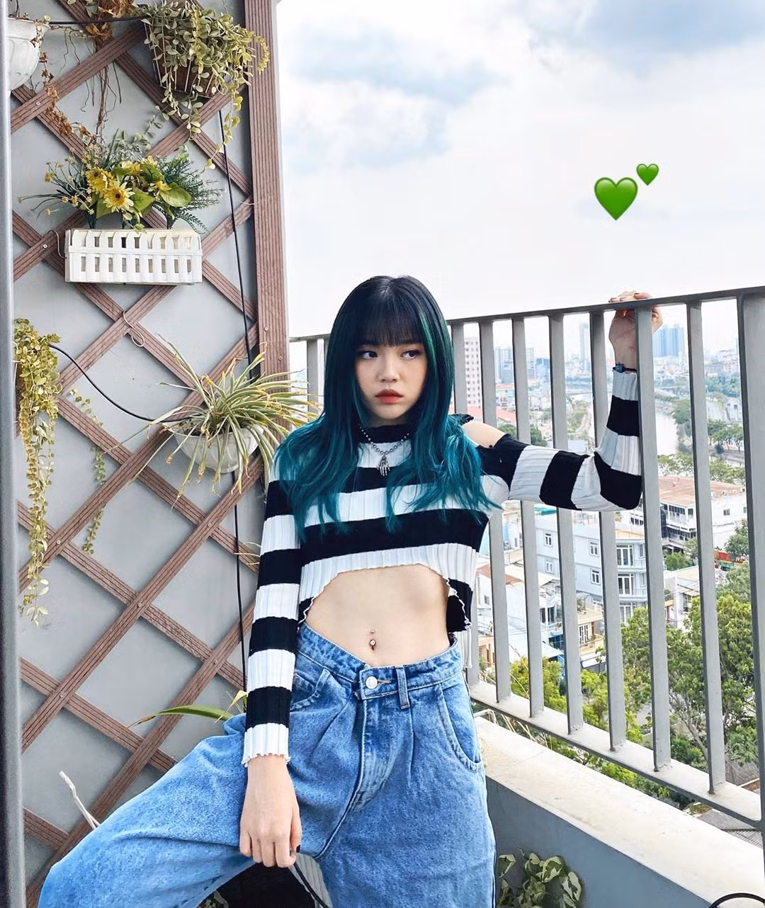 Tuy nhiên kéo thêm vài bức ảnh của Linh Ngọc Đàm thì "đâu lại vào đó".