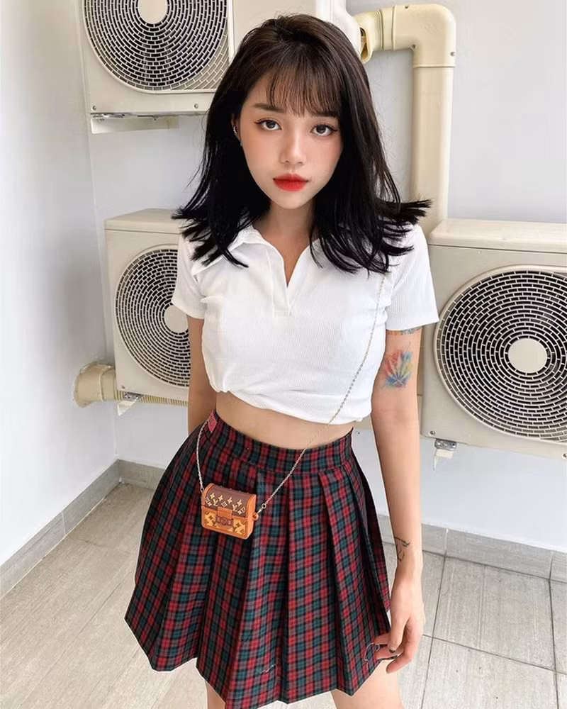 Bởi lẽ bình thường bản thân Linh Ngọc Đàm cũng phải thừa nhận rằng mình có vòng 1 khá khiêm tốn nhưng trong ảnh mới lại có khoảnh khắc đầy đặn hút mọi ánh nhìn.