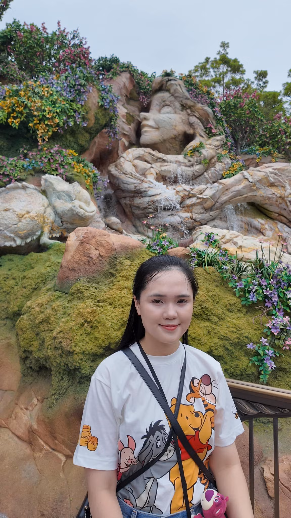 Trước đó, Quỳnh Anh trở thành tâm điểm bàn tán trên mạng xã hội khi phong cách thời trang bị nhận xét là chưa thực sự hài hòa dù diện nhiều trang phục hàng hiệu.