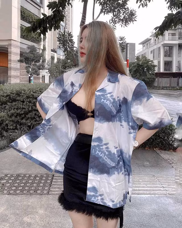 Phan Thị Ngọc Khanh (sinh năm 2001) là cô bạn hot girl Sài thành thu hút sự chú ý của cư dân mạng nhờ nét mặt xinh xắn, gu ăn mặc ấn tượng cùng vóc dáng quyến rũ, gợi cảm.