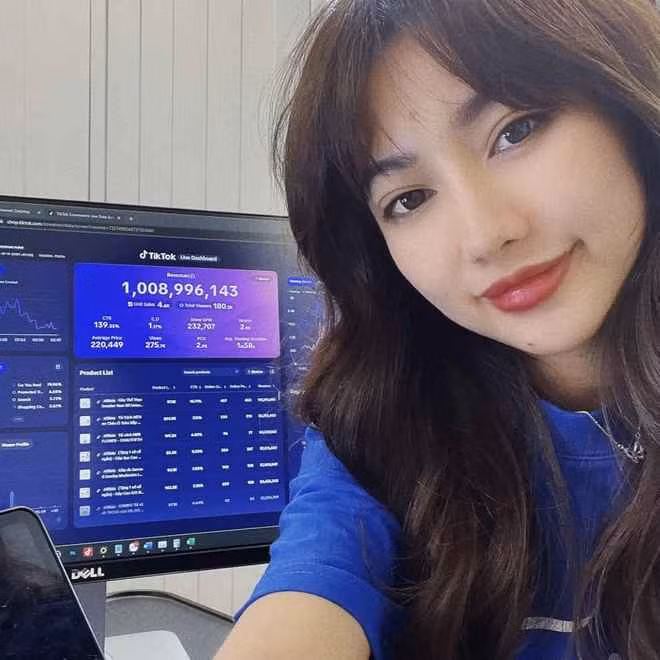 Diệp Lê (tên thật là Lê Diệp Hồng Loan, sinh năm 1992) gần đây gây sốt với phiên livestream thu về doanh số triệu đô trong vòng 14 tiếng liên tục, chính thức phá kỷ lục cũ của mình là 13 tỷ đồng với hơn 40 nghìn đơn hàng.