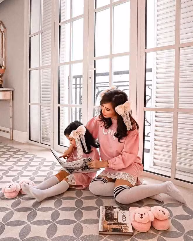 Như bức tranh vẽ chân dung mẹ bị chê nhưng lại đặc tả đúng chi tiết khuyên tai, hay bức "tâm thư" về lớp học được đích thân cậu quý tử viết khi Mina đi họp phụ huynh. Tất cả đều được cô khoe một cách đầy tự hào.