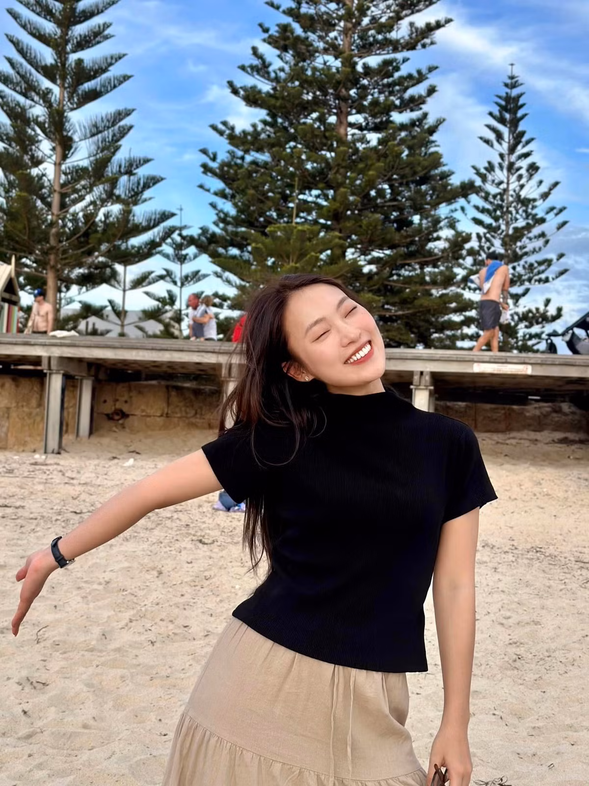 Dù đã đạt được nhiều thành công nhất định trong sự nghiệp nhưng khi nhắc đến Khánh Vy, cộng đồng mạng vẫn luôn nhớ đến danh xưng “hot girl 7 thứ tiếng” bởi ấn tượng với cách phát âm, giọng nói gần chuẩn như người bản xứ dù có một số tiếng khi đó Khánh Vy không thông thạo.