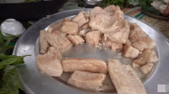 Mỡ là một thứ khiến cho món ăn trở nên mềm mại. Tuy nhiên, nó chỉ được coi là chất xúc tác chứ không thể nào trở thành đồ ăn chính trong mỗi bữa ăn. Tuy nhiên, thời gian qua nhiều Youtuber vì câu like cho kênh đã rủ nhau ăn hết hàng kg mỡ lợn.