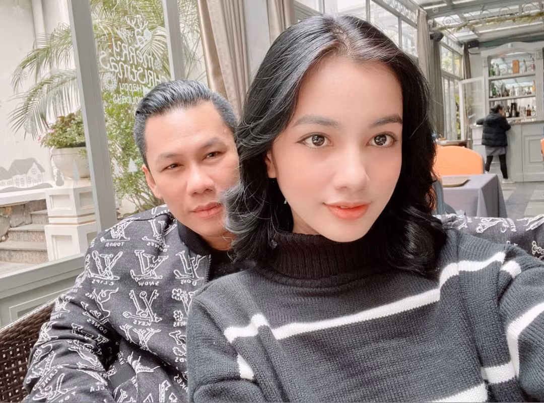 Bước ra từ cuộc thi Hoa hậu Việt Nam 2020 lại vướng tin đồn hẹn hò với đại gia Đức Huy - người hơn mình tới 27 tuổi, Cẩm Đan càng ngày càng được chú ý hơn. Không chỉ được các nhãn hàng săn đón hay cát-xê tăng vùn vụt, người đẹp An Giang cũng có nhiều thay đổi khác.