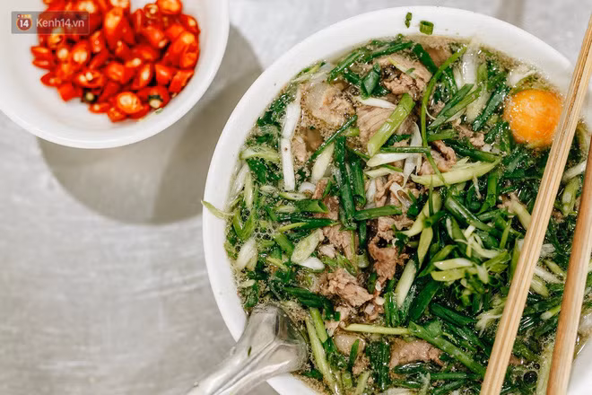 Một số phản hồi của dân mạng với trường hợp mua đồ ăn trên mạng dở khóc, dở cười trên rằng: "Này thì xin thêm hành, quán dằn mặt bạn đó", "Nhiệt tình hay nóng tính nhỉ? Cái này giống mỉa mai khách hơn" hay "Tui bán quán đây, khách có xin mà không cho được thì tôi sẽ báo lại, chứ ai lại làm thế này".
