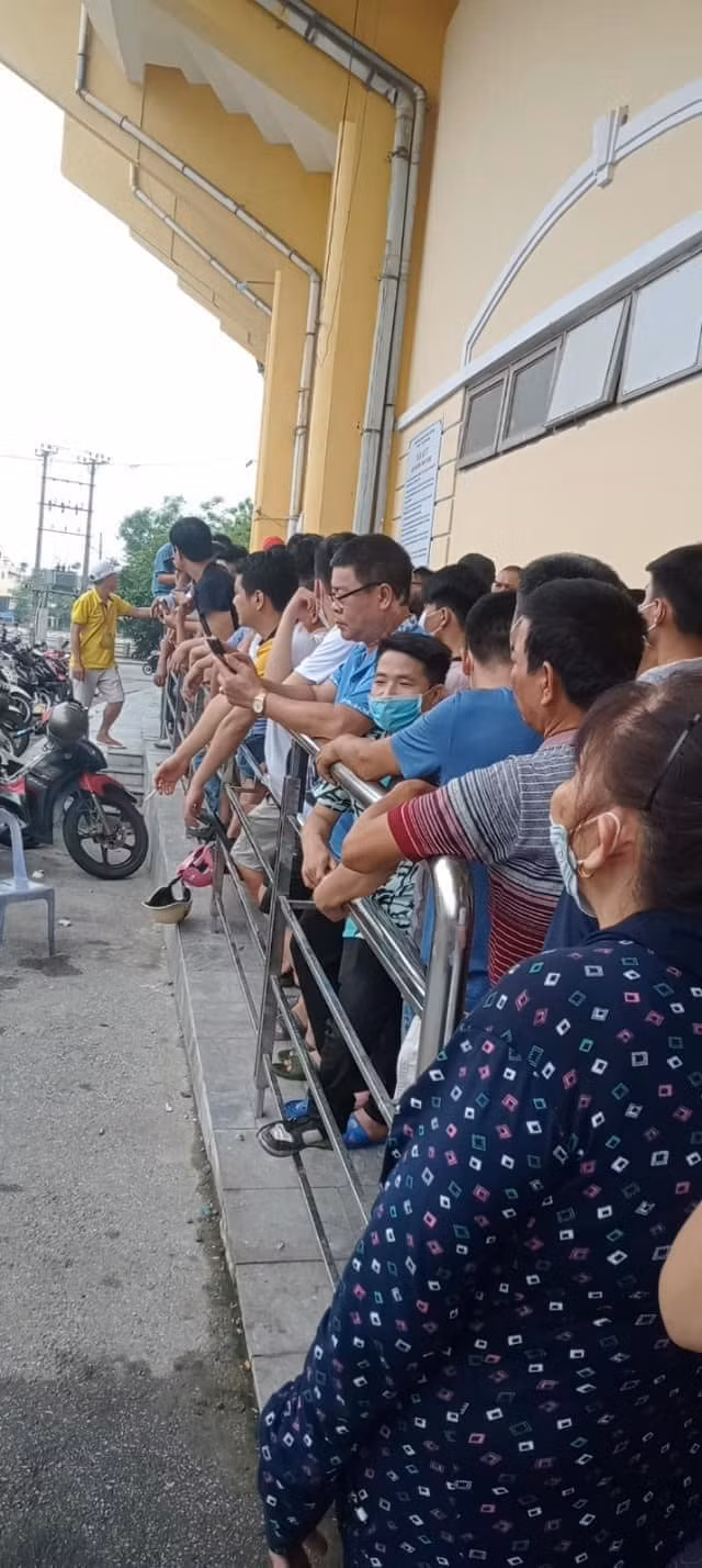 Dưới sự phối hợp giữa ban tổ chức và lực lượng an ninh, buổi bán vé diễn ra suôn sẻ và thành công.