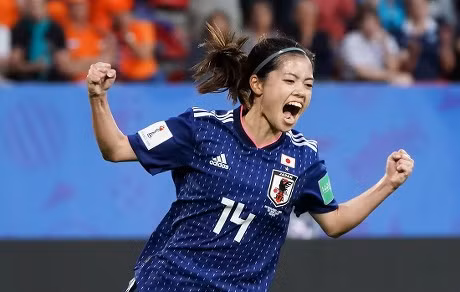 Yui Hasegawa sở hữu nền tảng thể lực dồi dào, có khả năng lên công về thủ nhịp nhàng. Ở tuổi 26, Hasegawa sớm ghi dấu ấn khi có 65 lần ra sân cho tuyển Nhật Bản và ghi được 14 bàn thắng.