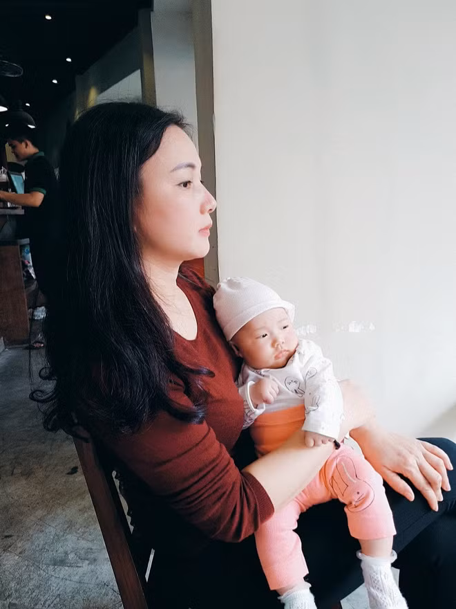 Dù đã lên chức bà ngoại rồi nhưng mẹ Trâm Anh vẫn giữ được làn da trắng mịn căng bóng như thiếu nữ, góc nghiêng thần thánh cùng thần thái cuốn hút thì những người cùng tuổi khó lòng sánh kịp.