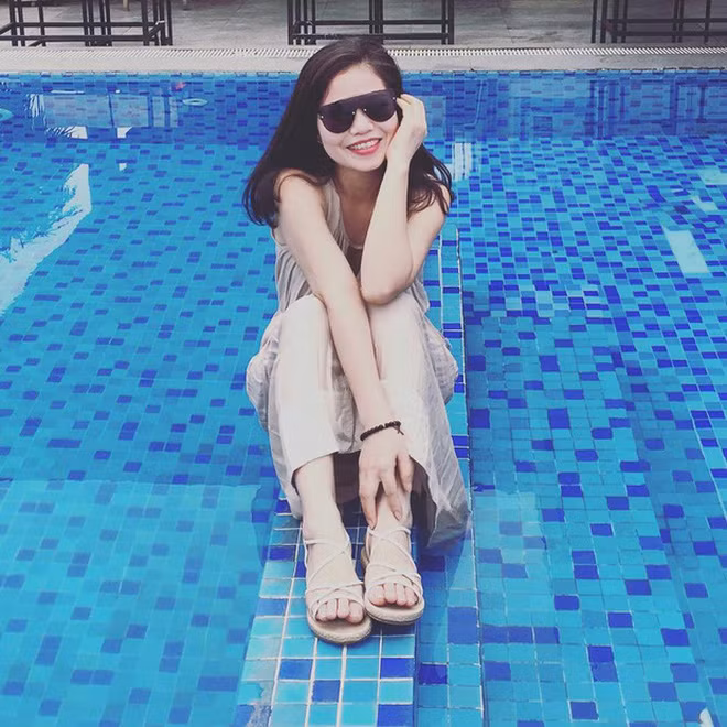 Dù đã lên chức bà ngoại song mẹ Nam Thương vẫn tự tin diện những trang phục trẻ trung, hiện đại và không kém phần sang chảnh.
