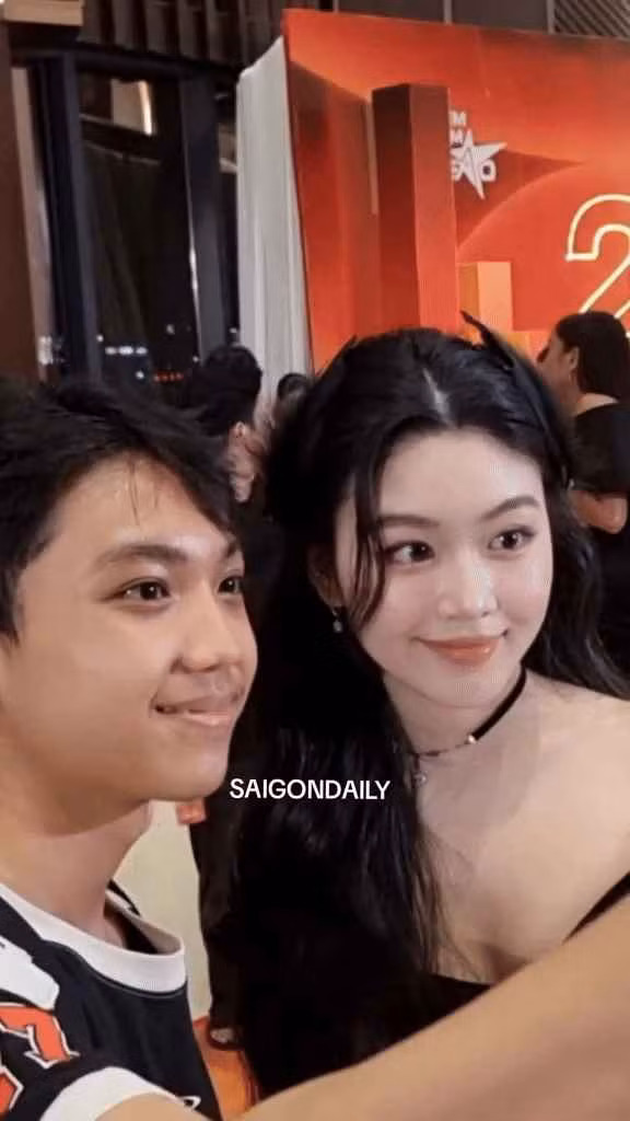 Lọ Lem liên tục phải lấy tay che chắn khi diện mẫu váy trễ vai để tránh cảnh hớ hênh không đáng có. Đây cũng là một trong số ít những lần hiếm hoi con gái MC Quyền Linh diện trang phục trưởng thành, gợi cảm đi sự kiện cùng bố mẹ.