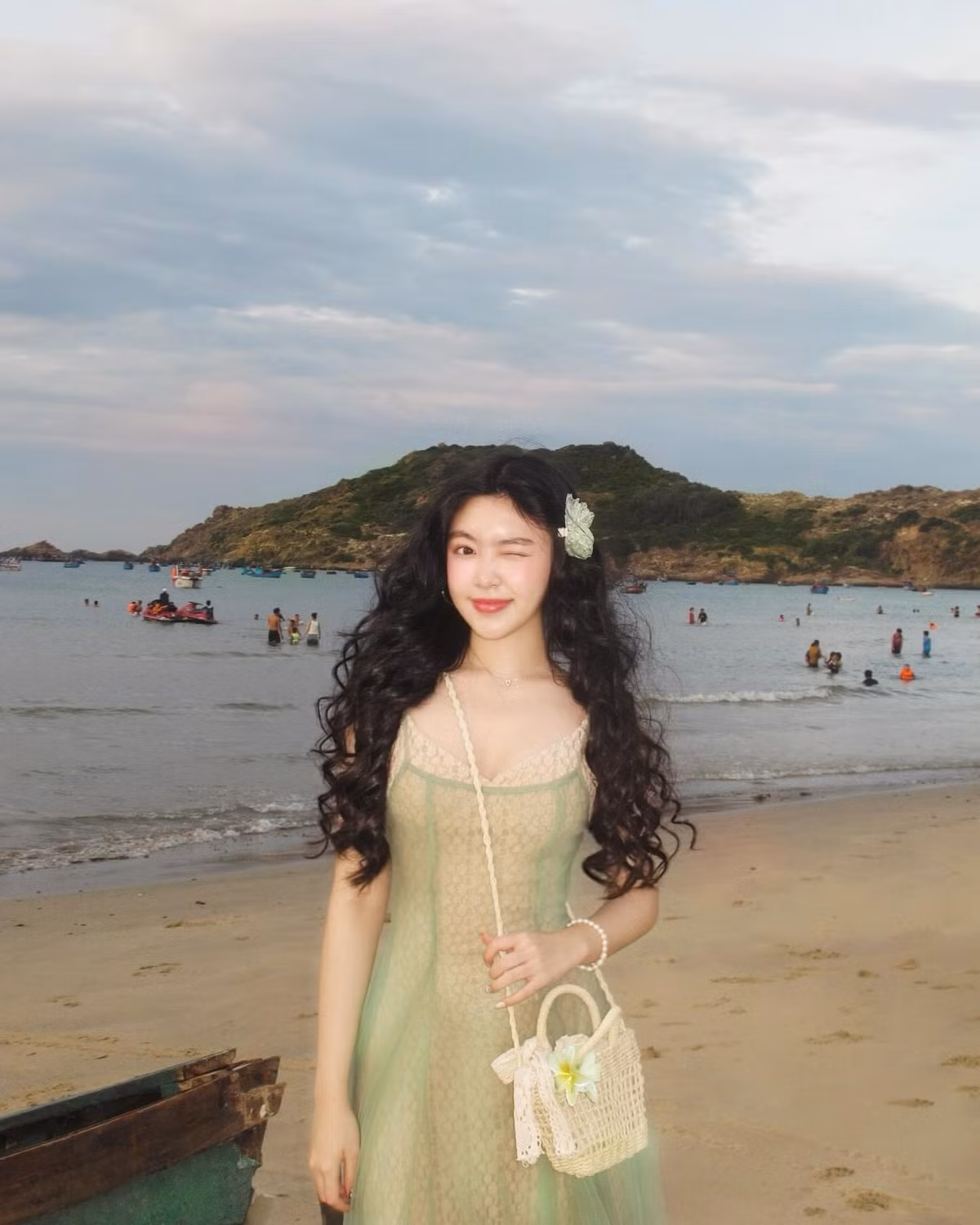 Lựa chọn của cô nàng thường nghiêng về các thiết kế khá kín đáo, cẩn trọng nhất có thể.