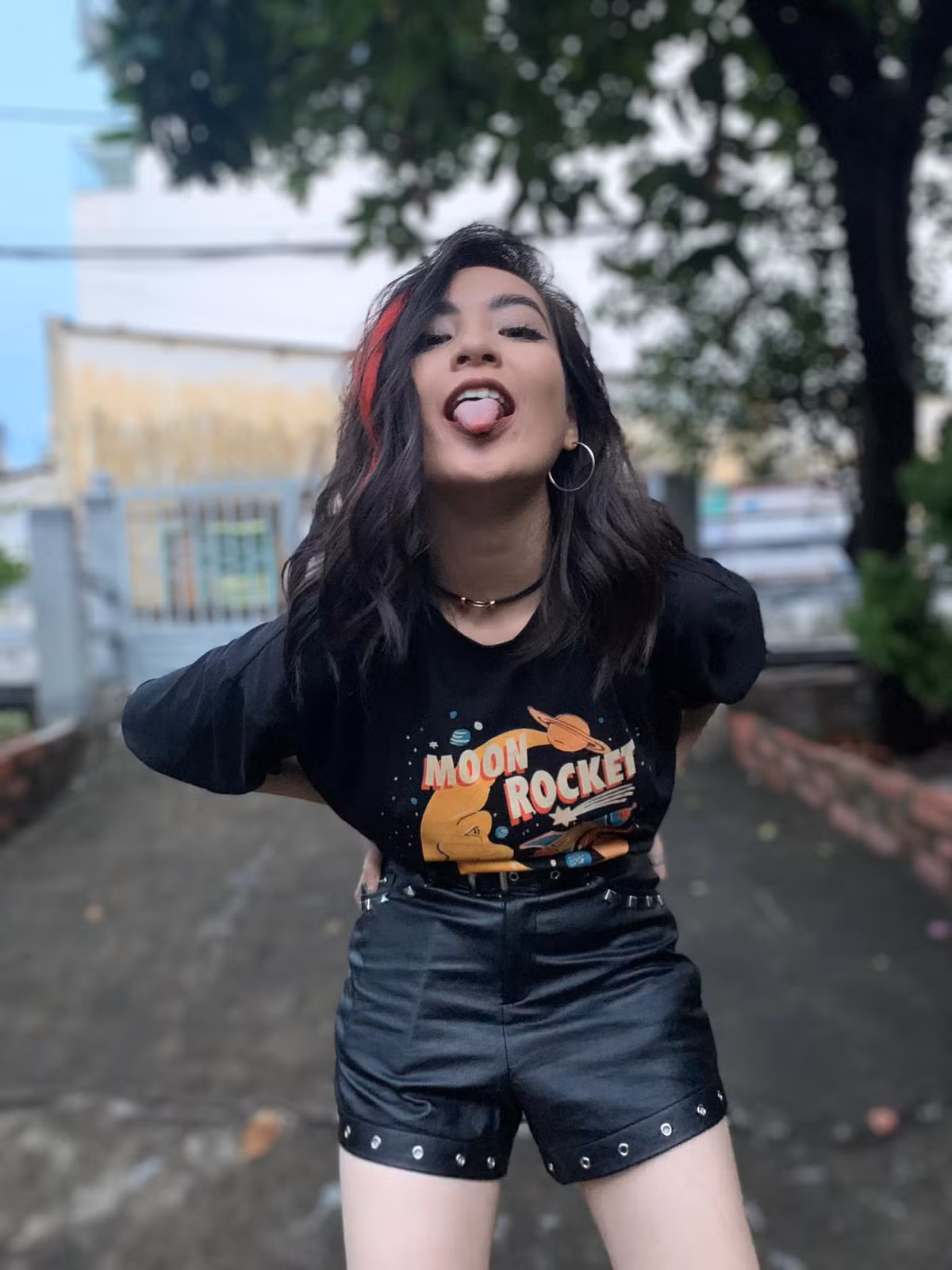Chưa hết, hot girl Thảo Tâm còn gây chú ý bằng chính bộ cánh khoác lên người khi chọn một chiếc áo phông đen cùng quần da đầy phá cách.