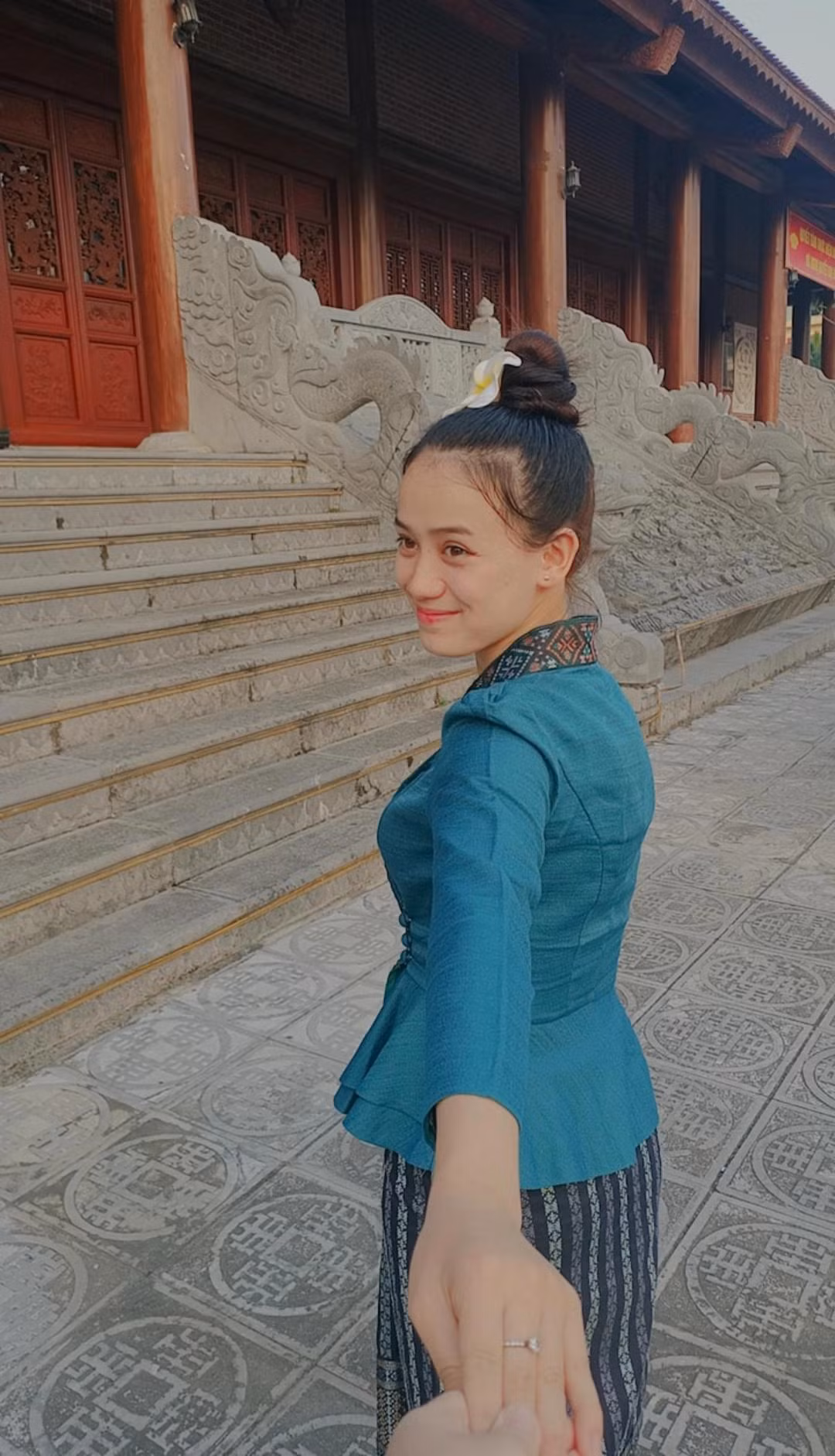 Em xúc động và phấn khích lắm khi thấy U23 Lào nhận sự chào đón nhiệt tình từ các cổ động viên Nam Định trước khi bước vào trận đấu gặp U23 Singapore, nên đã rủ các anh chị, bạn cũng là du học sinh Lào đang học ở Thái Bình lập hội chạy xe máy đi xem, cổ vũ" - Gái xinh gốc Lào cho biết thêm.