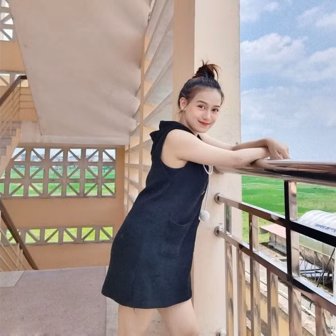 Sau đó, danh tính gái xinh trên cũng được tìm ra, cô nàng có tên Phonethip Vongsa (22 tuổi, quê ở tỉnh Phongsaly, Lào) hiện đang là du học sinh năm thứ nhất tại trường Đại Học Y Dược Thái Bình.