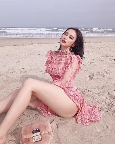 Tháng 2 năm nay, Angela Phương Trinh cho biết đã ngừng tập gym trong thời gian khá dài nên cân nặng giảm từ 65 kg xuống 53 kg, "sức khỏe cũng kém hơn trước".
