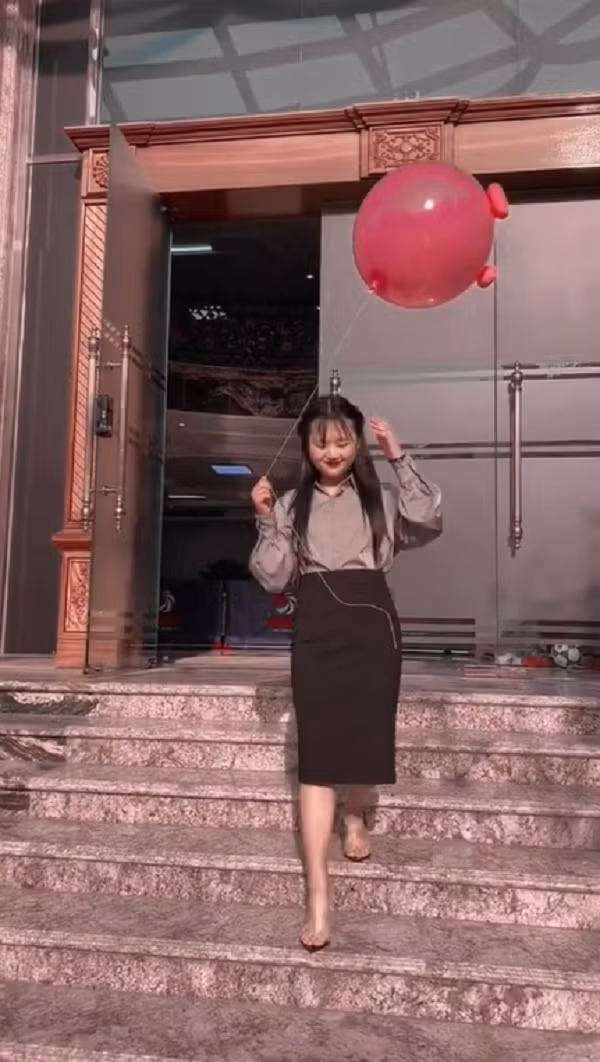 Mặc dù bộ ảnh được đầu tư rất kỹ lưỡng chụp trong studio nhưng fan hâm mộ cho rằng Phúng Phính trang điểm quá đậm. Cô bé vẫn hợp với phong cách nhẹ nhàng, tự nhiên hơn.