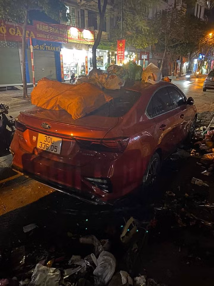 Hình ảnh này mau chóng được dân mạng truyền tay nhau vì sự ngộ nghĩnh, tạo ra tình huống "dở khóc dở cười" cho chủ phương tiện.