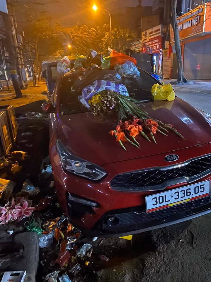 Vụ việc này được cho là xảy ra ở Hà Nộ). Được biết, vị trí đỗ của chiếc xe ô tô kia rơi đúng vào điểm tập kết của xe trở rác vậy nên mới tạo ra cảnh tưởng hy hữu này.