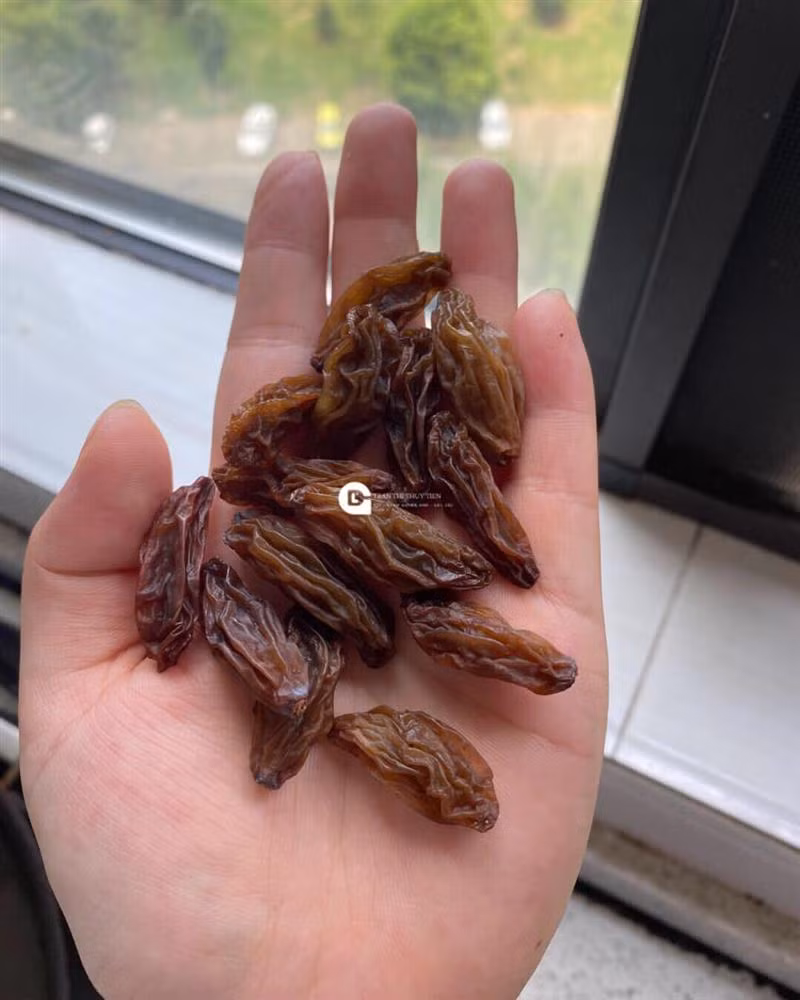 Số khác cho rằng muốn làm nho khô có thêm bí quyết xịt rượu. Nếu như không xịt rượu vào thì nho sẽ khó có thể ra thành phẩm được.