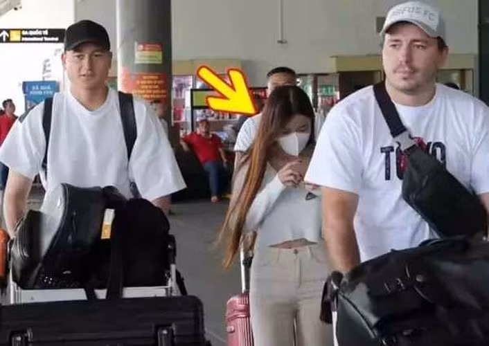 Hành động Yến Xuân nắm tay cực tình cảm với mẹ của Văn Lâm. Dân mạng đoán nàng WAG có mối quan hệ rất tốt với bố mẹ chồng tương lai nên mới có cử chỉ thân thiết như vậy.
