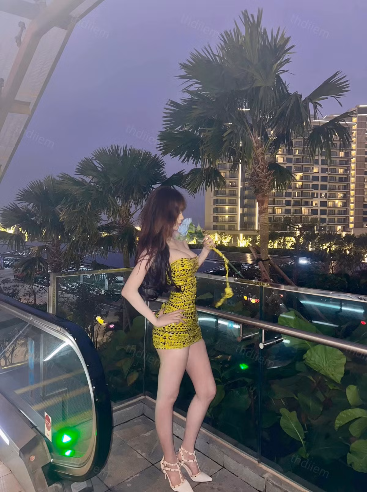 Với thiết kế táo bạo, chiếc váy không chỉ giúp khoe vòng eo thon gọn mà còn tôn lên vẻ đẹp hình thể đầy quyến rũ.