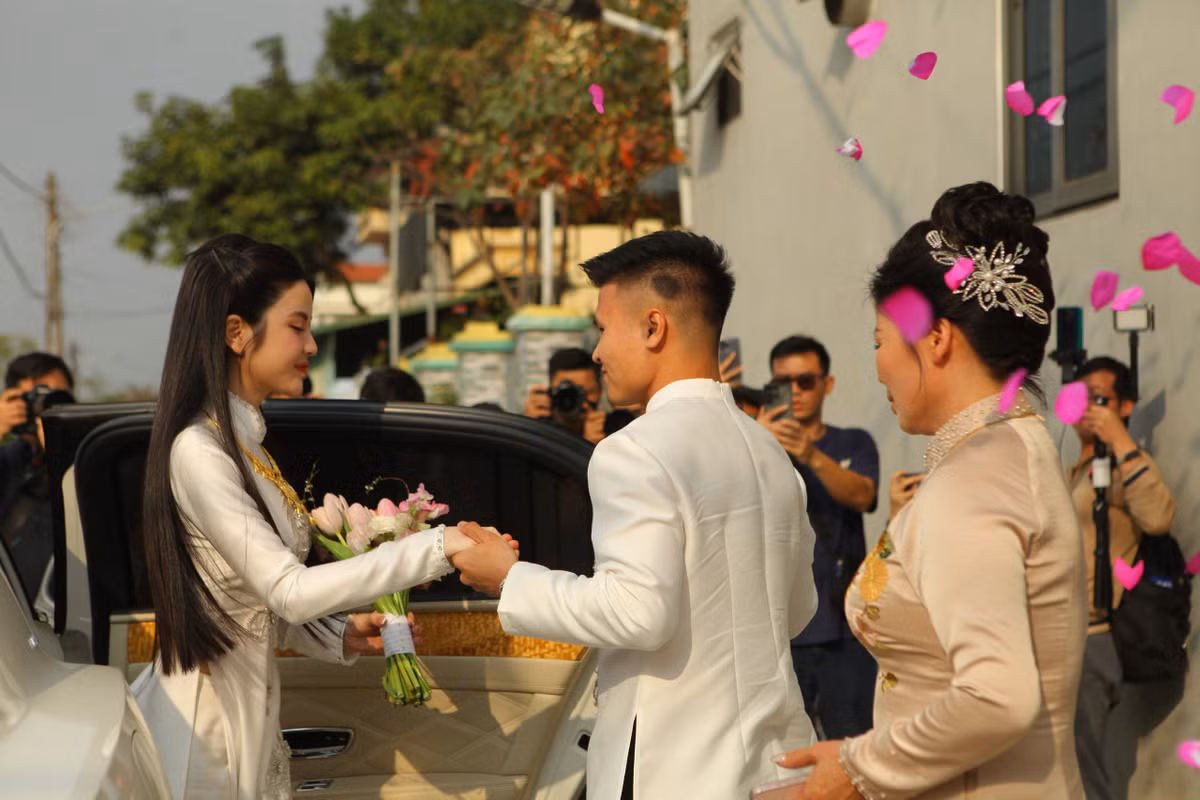 Sau đám hỏi, Quang Hải đã đón Chu Thanh Huyền về Đông Anh.