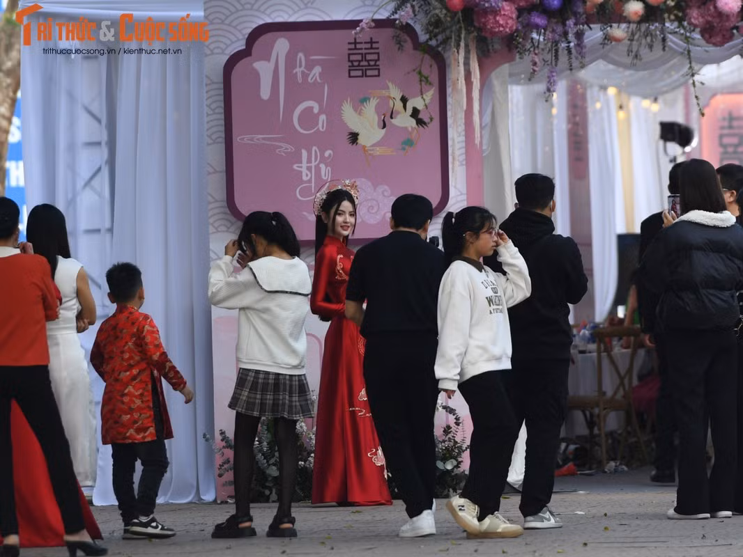 Tuy nhiên, hành động hất tay của vợ Quang Hải khi đang chụp ảnh với mẹ ruột cùng gia đình đã gây tranh cãi. Trên các diễn đàn lớn nhỏ, những video ghi lại hành động này của Chu Thanh Huyền đều được dân tình bàn tán vô cùng sôi nổi.