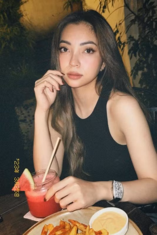 “Nhìn cách mẹ chồng dẫn con dâu như vậy là đã thấy họ quá yêu thương em Nhật Lê rồi”, “Mẹ chồng này kiểu nhẹ nhàng đưa con dâu vào nhà từ tốn”, “Hạnh phúc nhé Lê ơi. Thấy mẹ chồng như này yên tâm lắm”, “Cảnh đẹp, nhạc hay, mẹ chồng chu đáo, chú rể cao ráo, trải hẳn thảm vào nhìn mê quá chừng. Chúc cô gái luôn hạnh phúc!”,... là một số bình luận từ cư dân mạng dưới bài đăng về đám cưới của Nhật Lê tại Thanh Hóa.