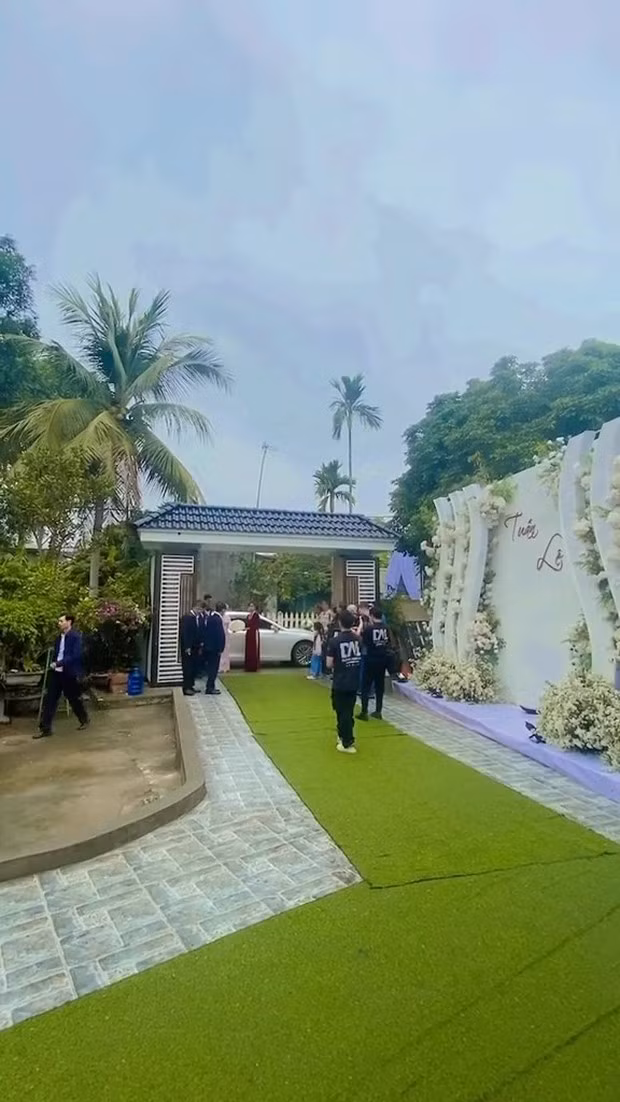 Dù khá kín tiếng sau khi chia tay Quang Hải nhưng Nhật Lê vẫn nhận về nhiều sự chú ý từ cộng đồng mạng nên đám cưới của cô cũng rộn ràng trên MXH, nhiều khoảnh khắc được chia sẻ rầm rộ.