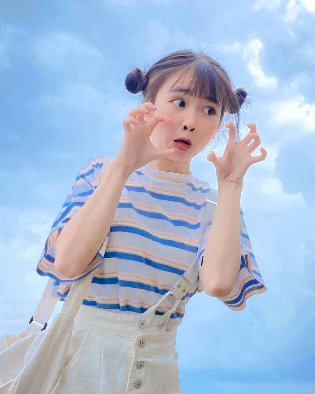 "Đừng quá khắt khe với ngoại hình của người khác như vậy", "Tôi thấy vẫn rất xinh đẹp, dễ thương. Hãy nhìn các hot girl ở Đại lục đi, còn tệ hơn nhiều đó", "Không có nhiều khác biệt cho lắm", "Trước khi soi mói ngoại hình người khác, mọi người hãy tự soi gương lại dung nhan của mình đi",... Đó là hàng loạt bình luận của dân mạng xứ Trung bảo vệ Khánh Huyền.