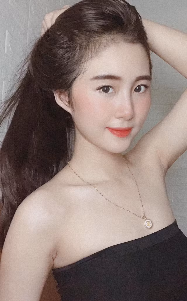 Tuy nhiên, ngoài đời thường, Nhật Vy khá sôi nổi, năng nổ và thân thiện trò chuyện với mọi người.