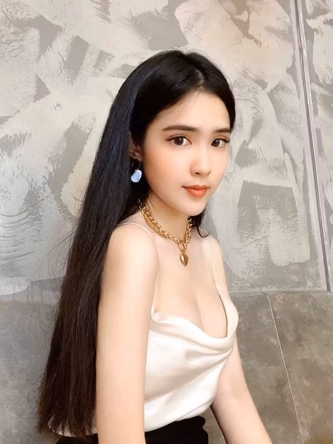 Không những thế công việc này còn mang lại cho Đoan Nghi một khoản thu nhập đáng kể để trang trải chi phí học tập, sinh hoạt và mua những món đồ mà Nghi yêu thích không cần nhờ đến sự hỗ trợ từ gia đình.